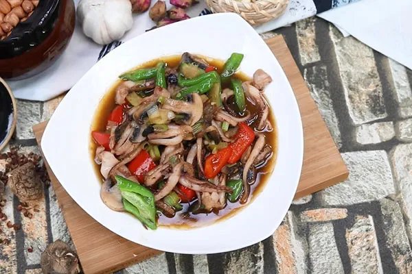 蘑菇炒鱿鱼的做法 家常蘑菇炒鱿鱼做法