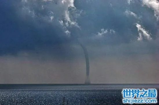 广西现龙吸水奇观视频，犹如真龙现身直入云霄 