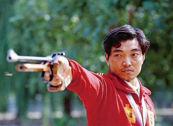 中国第一个夺得奥运会冠军的人是谁?