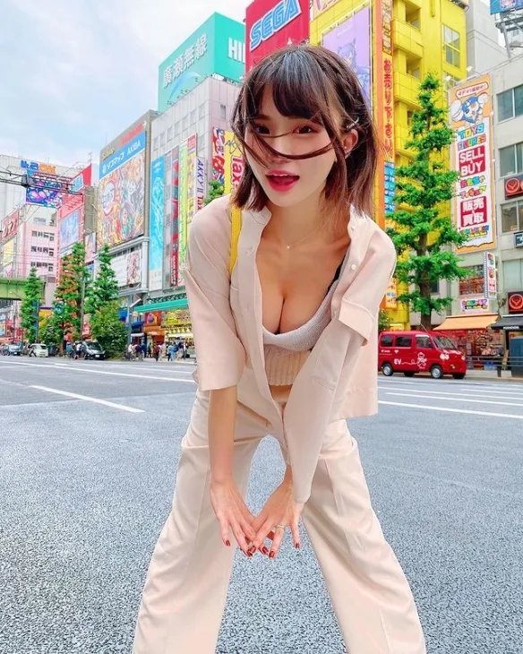 童颜萌妹みもれもん诱惑力全开不怕羞！事业线有诚意！