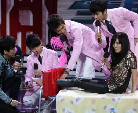 杨幂被挠脚心图被扒 《给力星期天》为你揭秘