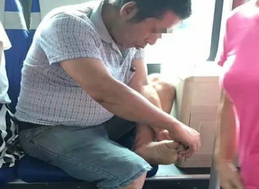 抠脚大叔是什么意思?