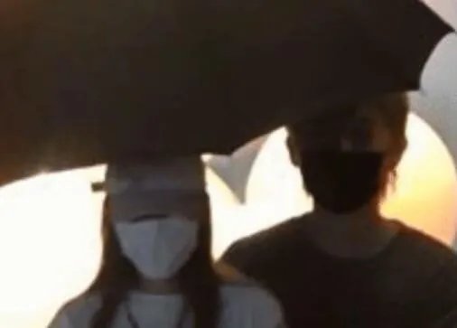 周扬青回应与男子撑伞相依是怎么回事