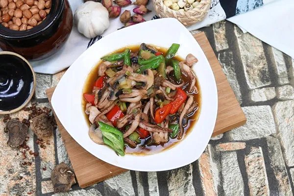 蘑菇炒鱿鱼的做法 家常蘑菇炒鱿鱼做法