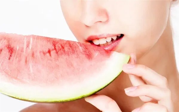 吃完西瓜别扔皮,西瓜皮有大用处