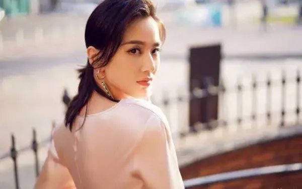 网友吐槽黄圣依说话强势，她是这样的人吗？