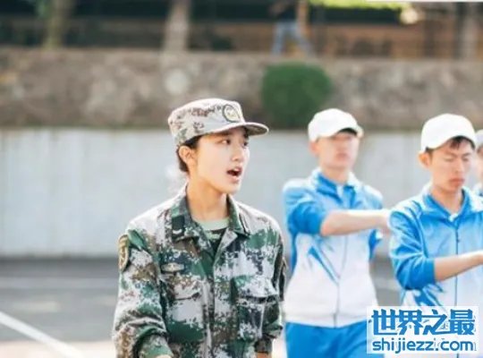 中国最美女教官,刘艺晗(因酷似章子怡而走红网络) 