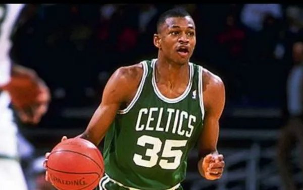 年仅27岁的雷吉.刘易斯，为何会猝死？