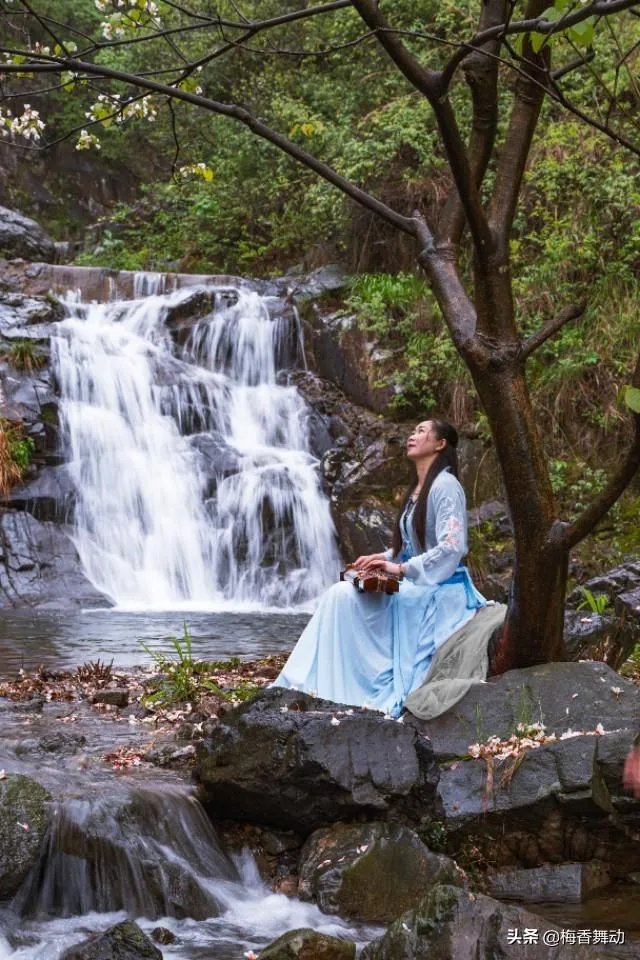 溪水边的人像照应该怎么拍？你有哪些思路？