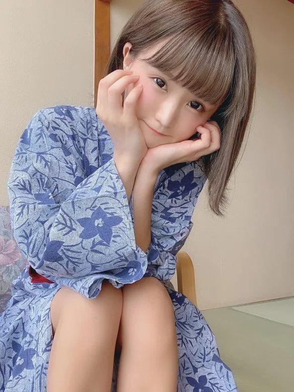 童颜萌妹みもれもん诱惑力全开不怕羞！事业线有诚意！