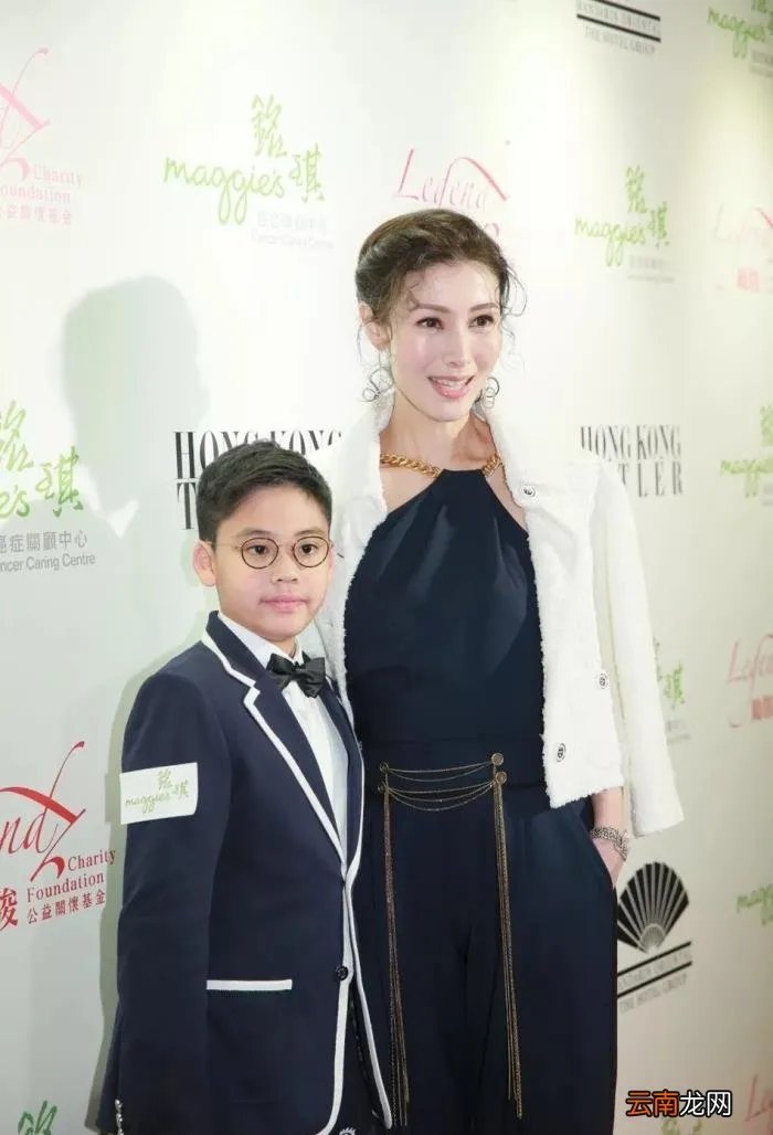 李嘉欣一家三口高调露面 李嘉欣有孩子吗