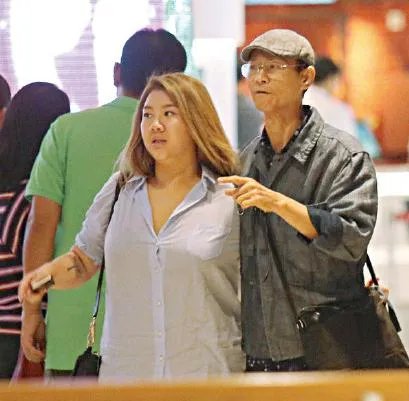 郑少秋女儿近照曝光 与女儿郑欣宜逛街变老头