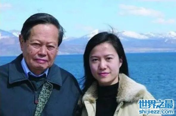 翁帆为杨振宁产下一子是假的，杨振宁行将就木不中用 