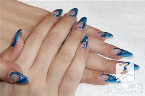 手指甲有小坑怎么回事？