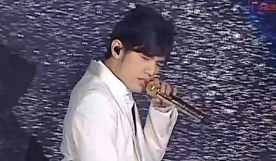 她的睫毛弯的嘴角是哪首歌