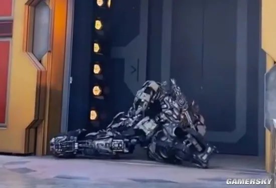 环球影城威震天摔了一跤 客服回应：后续演出正常