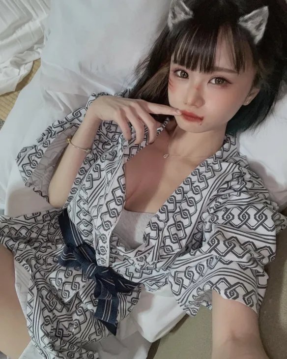 童颜萌妹みもれもん诱惑力全开不怕羞！事业线有诚意！