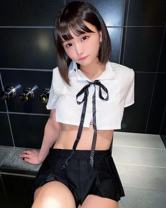 童颜萌妹みもれもん诱惑力全开不怕羞！事业线有诚意！