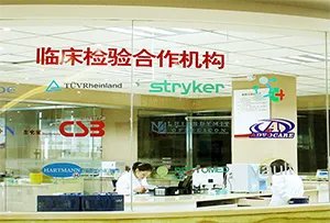 小孩脸上有白色的小块