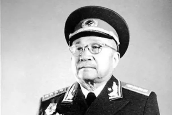 开国十大将军，粟裕是开国将军之首，黄克诚仅排第三
