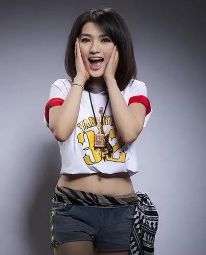 丁丁和杨坤接吻照曝光 这是被潜规则了吗