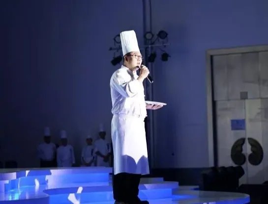 76岁国宴大厨挑战AI数字人,这档节目都有哪些高科技?