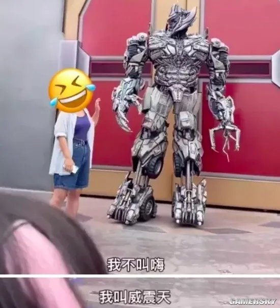 环球影城威震天摔了一跤 客服回应：后续演出正常