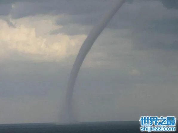 广西现龙吸水奇观视频，犹如真龙现身直入云霄 