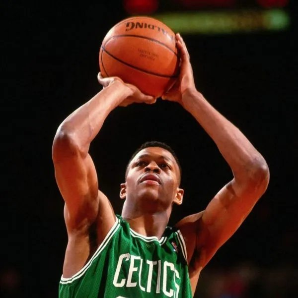 年仅27岁的雷吉.刘易斯，为何会猝死？