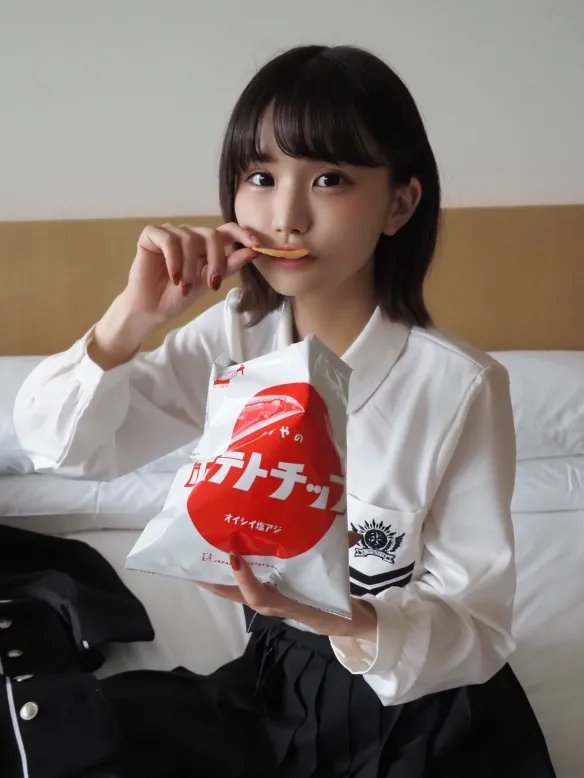 童颜萌妹みもれもん诱惑力全开不怕羞！事业线有诚意！