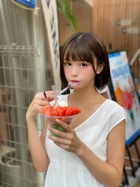 童颜萌妹みもれもん诱惑力全开不怕羞！事业线有诚意！