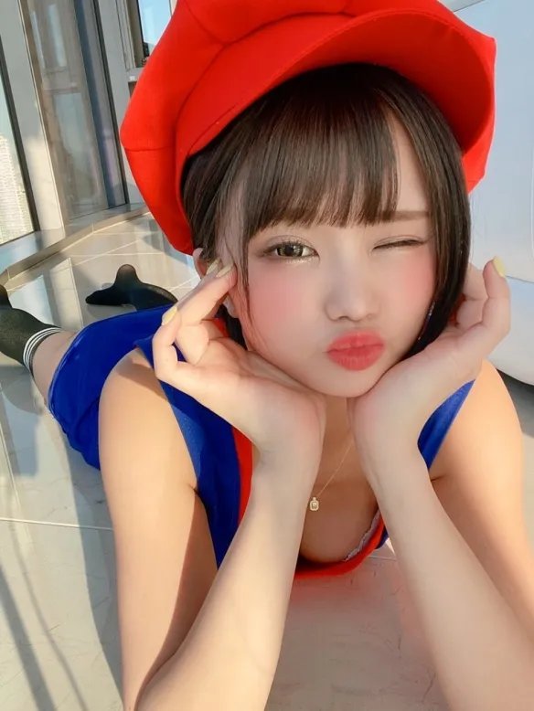 童颜萌妹みもれもん诱惑力全开不怕羞！事业线有诚意！