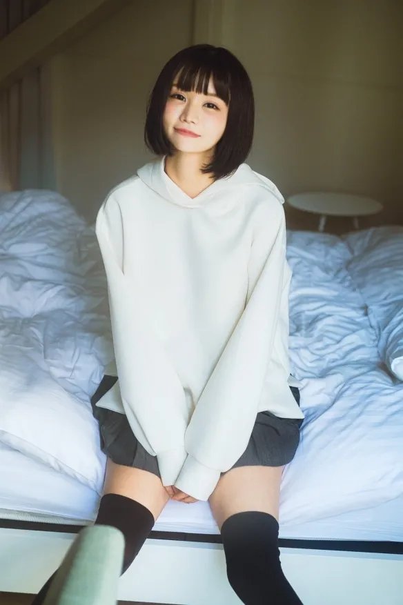 童颜萌妹みもれもん诱惑力全开不怕羞！事业线有诚意！