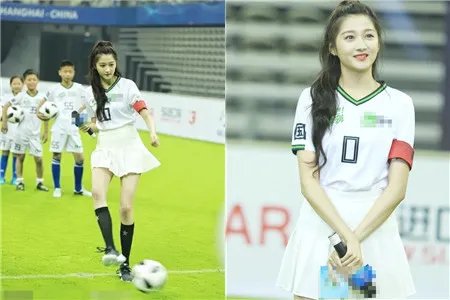 关晓彤踢足球 难道这就是所谓的爱屋及乌