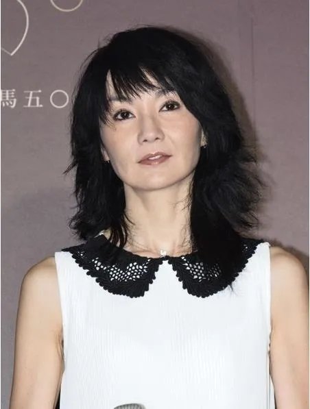 54岁张曼玉逛地摊：张曼玉现状与昔日魅力回顾