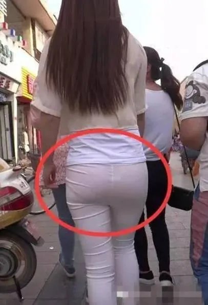白色紧身衣尴尬图片：女人出门千万不要这样穿（图）
