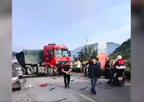 河北承德一公交车与货车相撞是否造成人员伤亡？