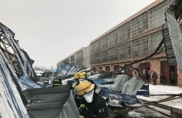 大雪压垮菜市场 13名被困群众被救出