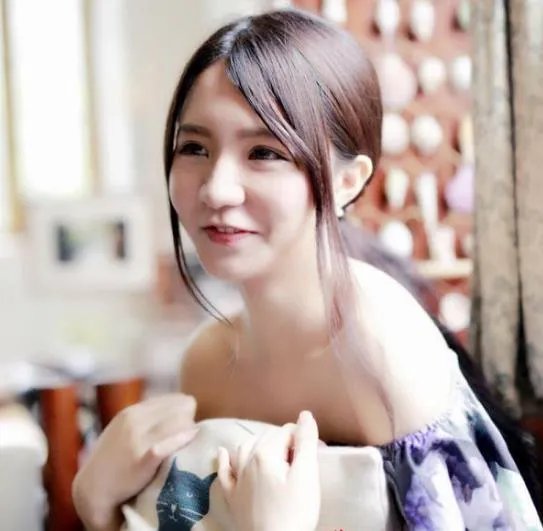 95后萌妹佛系暑假：林舟瑾长相清纯身材好（图）