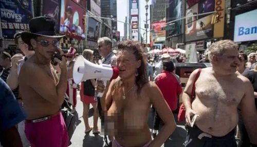 纽约“坦胸日”女性坦胸露乳游行 引众人围观！