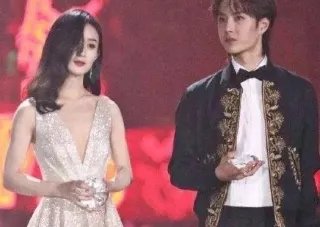 赵丽颖说王一博新歌好听，赵丽颖和王一博有什么渊源？