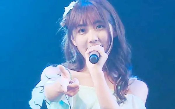 李艺彤回应唱英文歌，这样的歌曲也能上台，李艺彤是有什么背景吗？