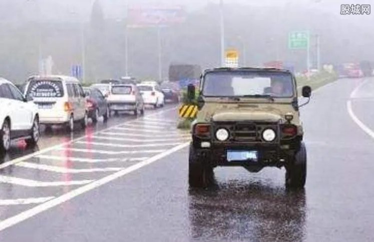 12辆车集体逆行 2017辆车逆行罚款多少钱？