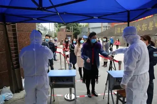 张文宏说在未来抗疫要有三个武器，你认可他的这一观点吗？