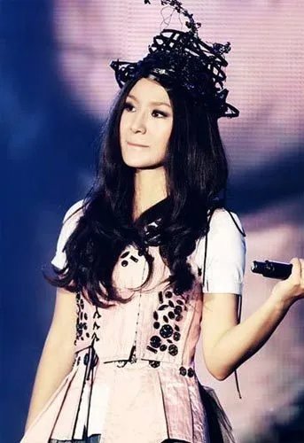 周笔畅最新照片实在太惊艳  网友质疑其整容