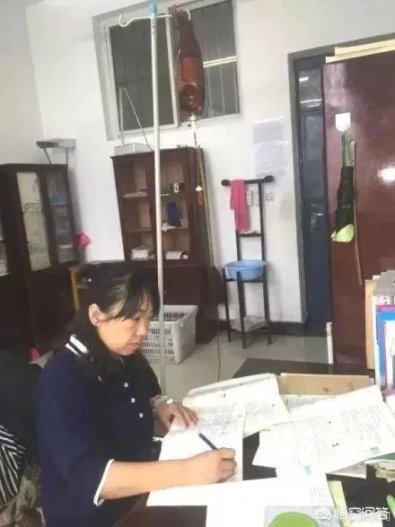 河南女教师肩扛输液杆上课走红,你怎么看?