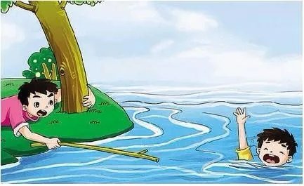 女孩落水冷静漂浮自救，她是如何落水的呢？