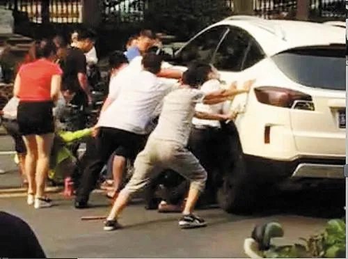 男孩被卷越野车底后路人合力抬车营救,如何有效的教育孩子交通安全?