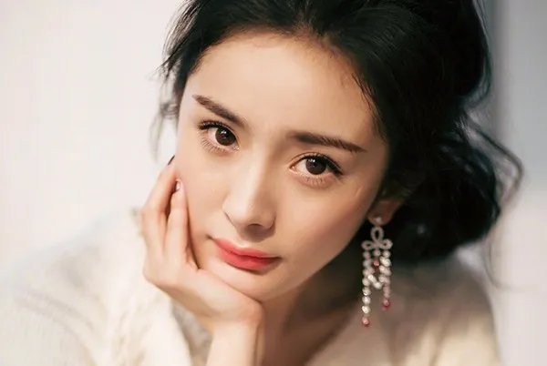 姚笛长发现身撞脸杨幂