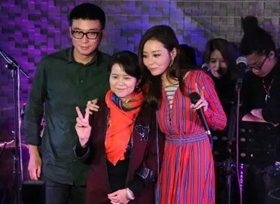 靓颖妈妈再揭冯轲 用靓颖的生命威胁她去生日会